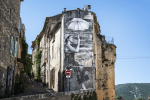 Visages villages – Bonnieux – femme ombrelle collage Visages villages©Agnès Varda-JR-Ciné-Tamaris, Social Animals 2016